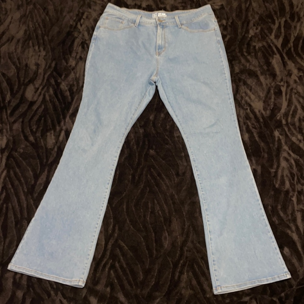 No Boundaries Sz 19 midrise Bootcut lightwash jeans